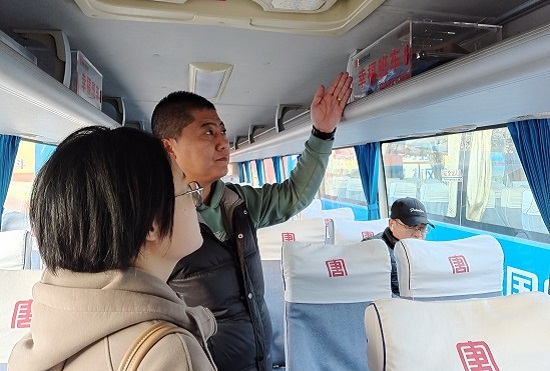 幸福班車上設(shè)置充電寶、雨傘等應(yīng)急物品.jpg
