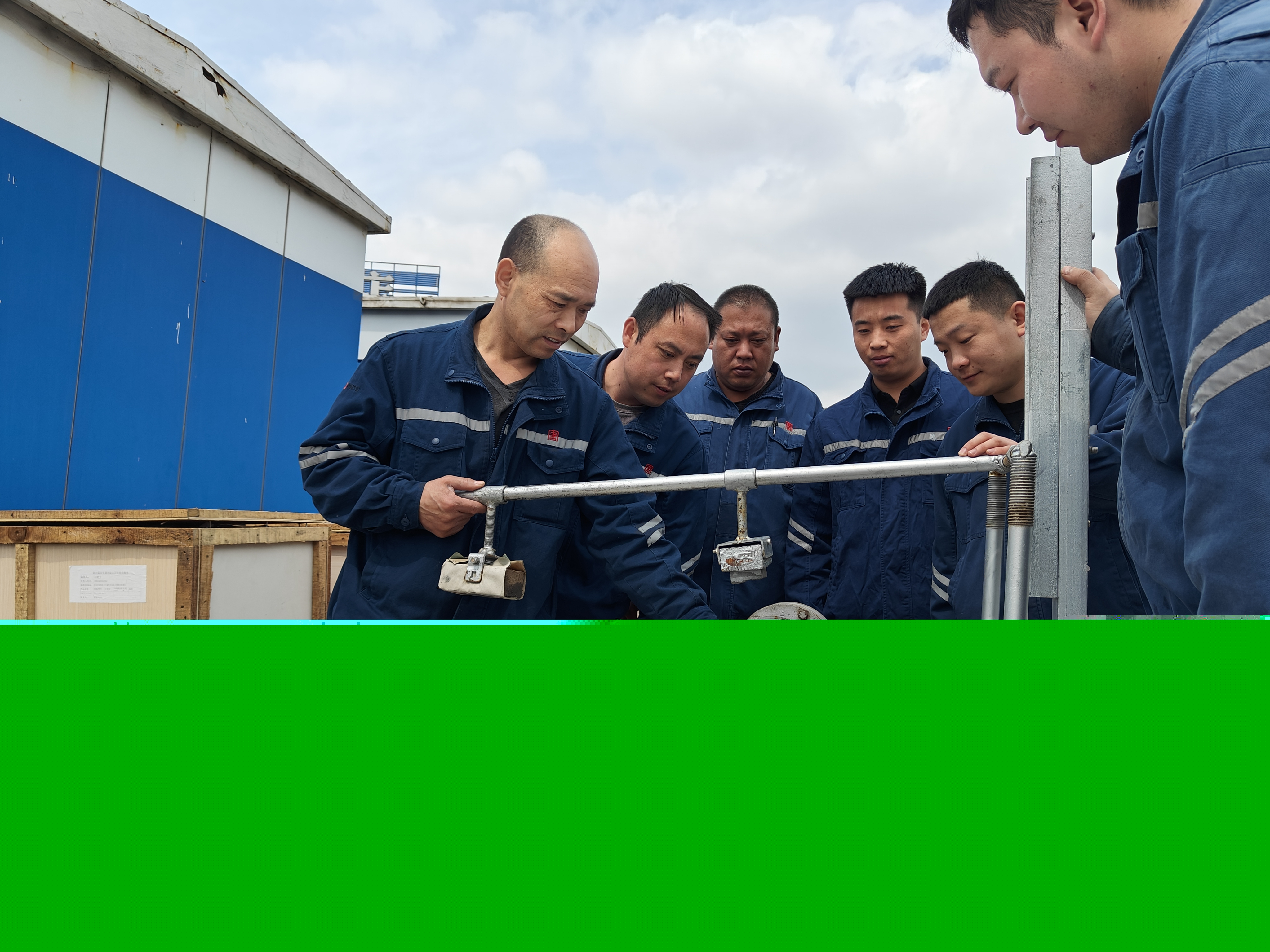 20240510，風(fēng)機(jī)檢修班班長(zhǎng)丁帶領(lǐng)班組成員調(diào)試自主研發(fā)的集電環(huán)打磨平臺(tái)。馬克拍攝.jpg