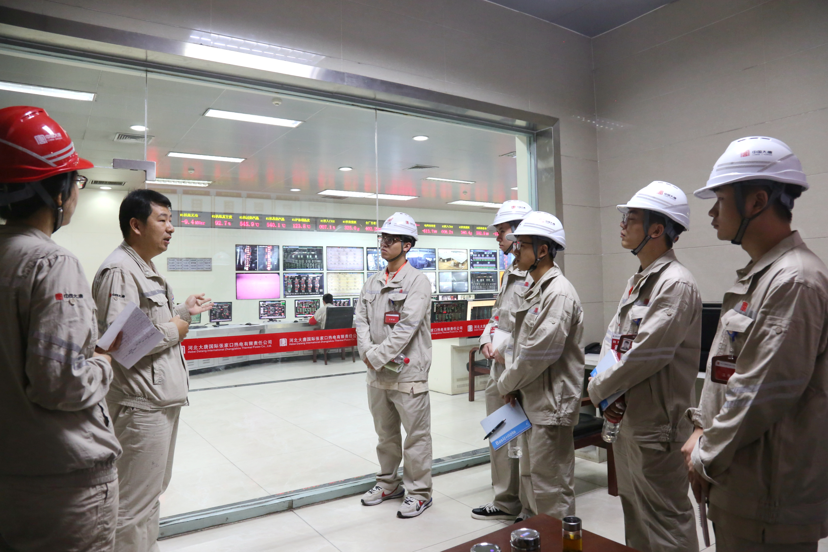 張家口熱電公司迎新員工進(jìn)主控.jpg