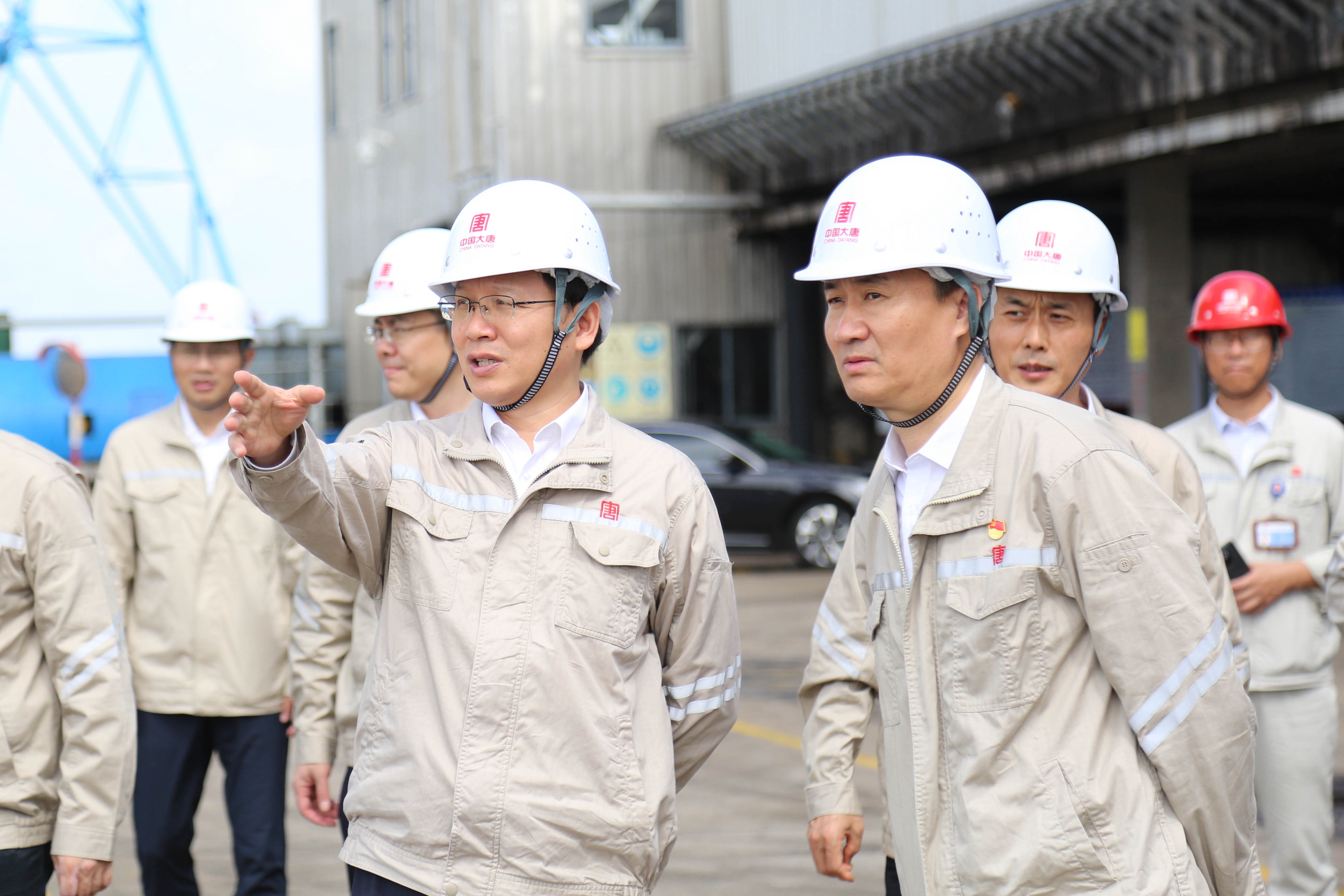 3.張傳江在呂四港發(fā)電公司碼頭調(diào)研指導工作.jpg
