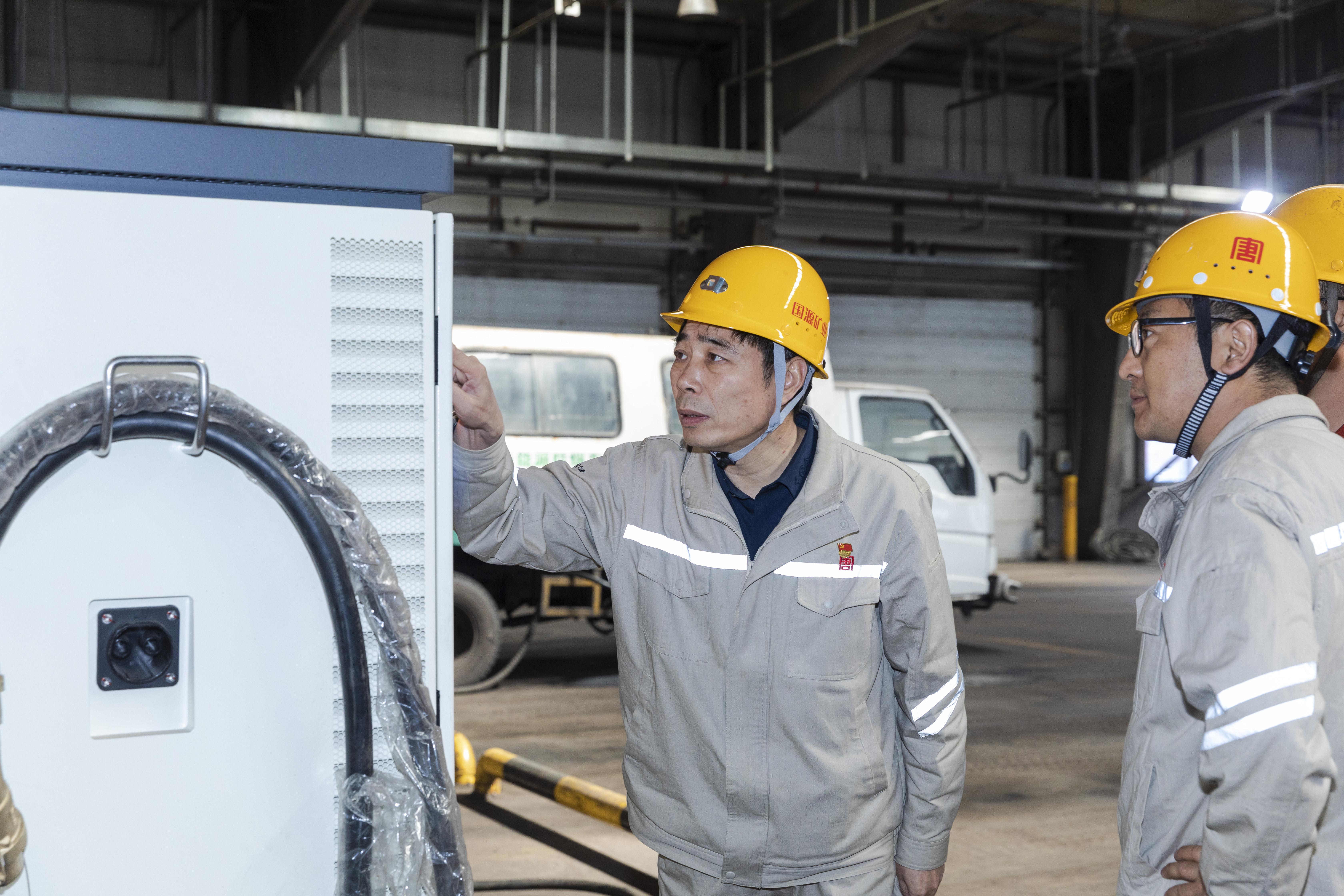 于進(jìn)在龍王溝煤礦輔運(yùn)工區(qū)檢查新能源汽車充電裝置安全運(yùn)行情況.jpg